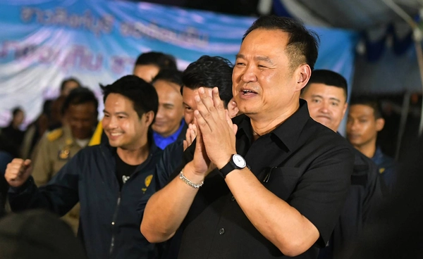 นายกฯ ลงพื้นที่ลุ่มเจ้าพระยา คาดน้ำท่วมบรรเทาใน 2 - 3 สัปดาห์ 