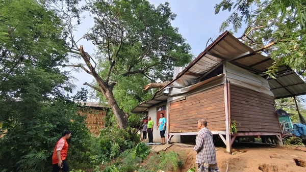 "โคราช" พายุฤดูร้อนถล่ม บ้านเรือนเสียหายกว่า 20 หลัง