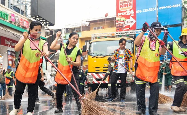 กทม. ลุยล้าง "ถนนข้าวสาร" ขยะสงกรานต์ปีนี้พุ่งกว่า 141 ตัน