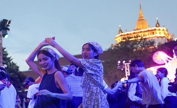 เต้นสวิงและจังหวะแจ๊ส ผสานดนตรีหมอลำ ในงานวัดวินเทจ "ภูเขาทอง สวิงพาเพลิน"