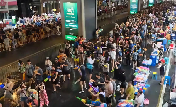 บรรยากาศล่าสุด! สงกรานต์ถนนสีลม-ถนนข้าวสาร ประชาชนเล่นน้ำคึกคัก