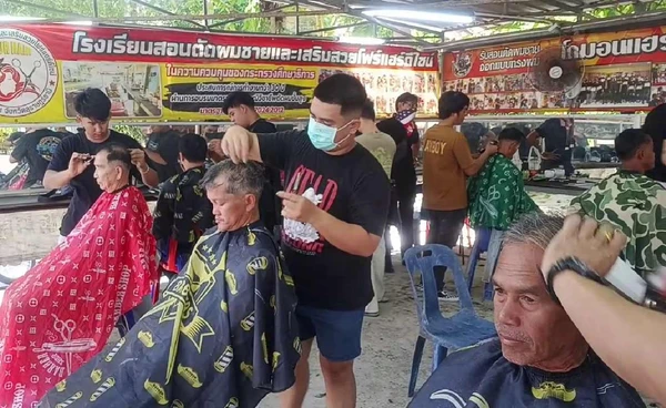 "จิตอาสาบาร์เบอร์" เปิดร้านข้างวัด ให้บริการตัดผมฟรี  | เรื่องดีดีทั่วไทย | 4-12-68