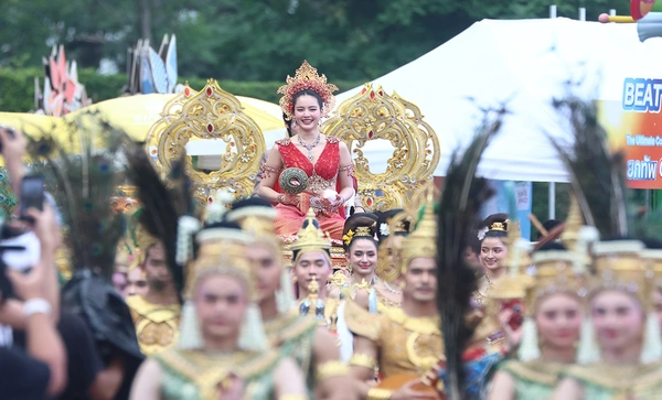 โบว์-เมลดา นางสงกรานต์ทุงสะเทวี วิน-เมธวิน ร่วมขบวนแห่สงกรานต์ไอคอนสยาม