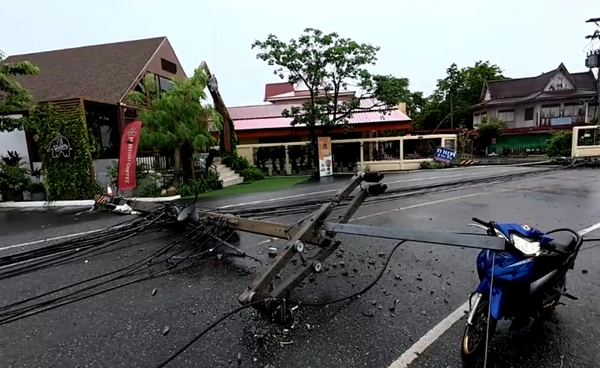 “ฉะเชิงเทรา” พายุหมุน  พัดเสาไฟหัก 15 ต้น