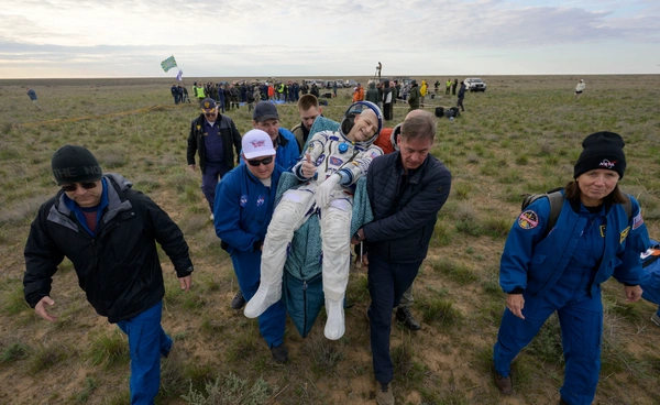 ยาน 'โซยุซ เอ็มเอส-26' ของรัสเซีย นำนักบินอวกาศ 3 คนกลับจาก ISS