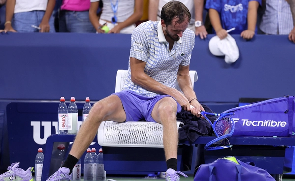 เมดเวเดฟ โดนปรับ 1.8 ล้าน! หลังดราม่าช่างภาพลงสนาม US OPEN