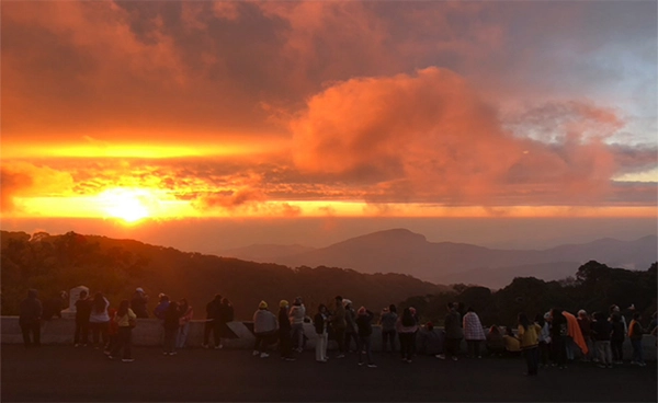 ที่เที่ยวเชียงใหม่ เปิดภาพสีสันแห่งขอบฟ้า ‘กิ่วแม่ปาน’ ส่งท้ายหยุดยาว