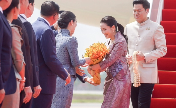 เปิดภาพ "แพทองธาร-คู่สมรส" ถึงกัมพูชา สวย-สง่า สะกดสายตา 