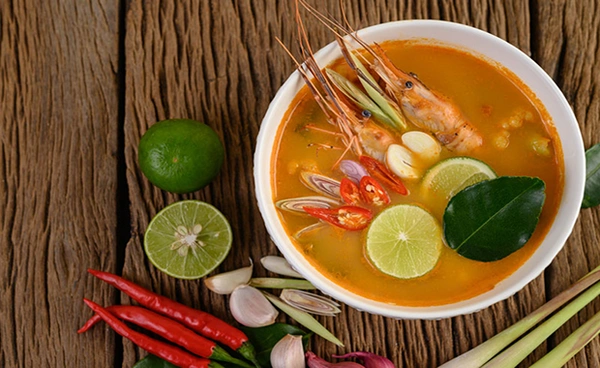 เปิดสูตรต้มยำกุ้ง เคล็ดลับความแซ่บ หอมเครื่องสมุนไพร ทำง่ายที่บ้าน 