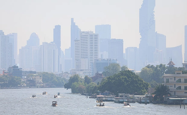 ฝุ่น PM 2.5 เช็กรายชื่อโรงเรียน 103 แห่ง ปิดการเรียนการสอน หลังมลพิษคลุ้งเมือง