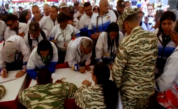 ชาวเวเนซุเอลาแห่งสมัครร่วมกำลังพลของกองทัพ ตั้งรับสหรัฐฯ ส่งเรือรบมาประชิด
