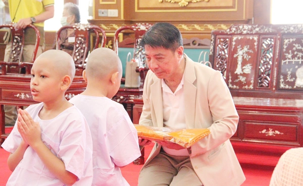 เด็ก 40 คนเข้าสู่ร่มกาสาวพัสตร์ ถวายเป็นพระราชกุศล ร.10