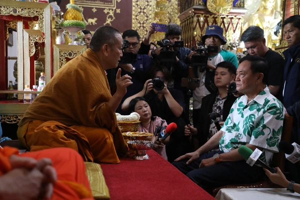 "ทักษิณ"  สักการะพระธาตุหริภุญชัยก่อนลั่นฆ้อง 3 ครั้ง เอาฤกษ์ก่อนลุยช่วยหาเสียงเชียงใหม่