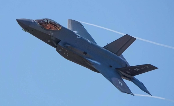 เครื่องบินขับไล่ล่องหน F-35A Lightning II ลงจอดที่กองบิน 6 ดอนเมือง