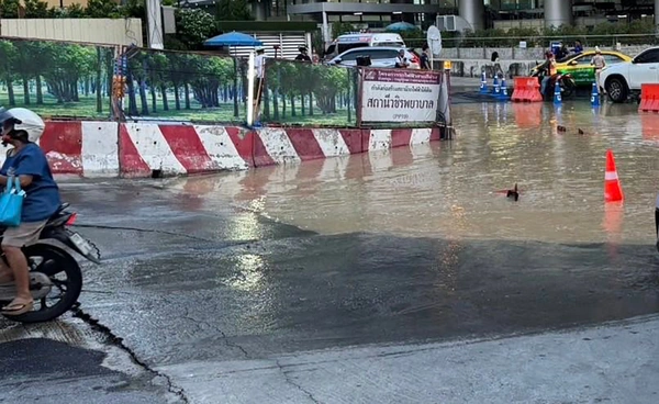 ถนนสามเสนน้ำซึมใกล้จุดหลุมยุบวชิรพยาบาล มาจากท่อชำรุดไม่เกี่ยวโยงกัน