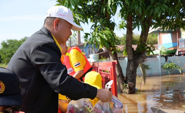 กอ.รมน. - มวลชนภาคี (พคบ. - ทสปช.) ลงพื้นที่อยุธยาแจกสิ่งของให้ผู้ประสบอุทกภัย