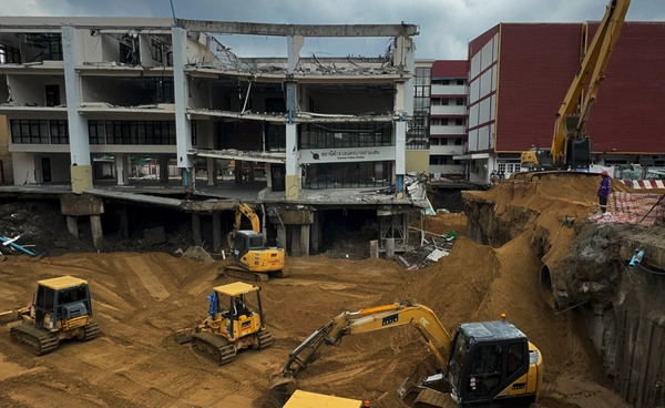 เร่งถมทราย “หลุมยุบสามเสน” เสริมฐานใต้อาคาร สน.ใหม่ เตรียมรื้อถอน–อาจปิดถนนสลับจราจร