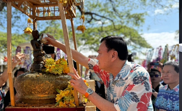 "ทักษิณ" ร่วมงานป๋าเวณีปี๋ใหม่เมืองเชียงใหม่ ขอประเทศแข็งแรง คนไทยรวมเป็นหนึ่ง