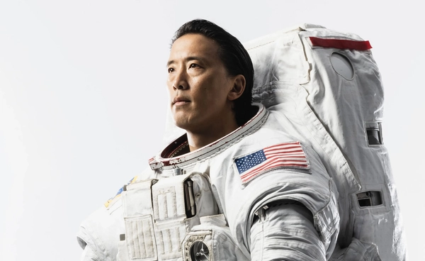 จอนนี่ คิม (Jonny Kim) เดินทางถึงสถานีอวกาศนานาชาติพร้อมนักบินอวกาศรัสเซียอีกสองราย