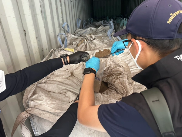 พบลอบขน "ฝุ่นแดง" กว่า 700,000 กก. เข้าไทย เร่งส่งกลับหวั่นกระทบสุขภาพ ปชช.  