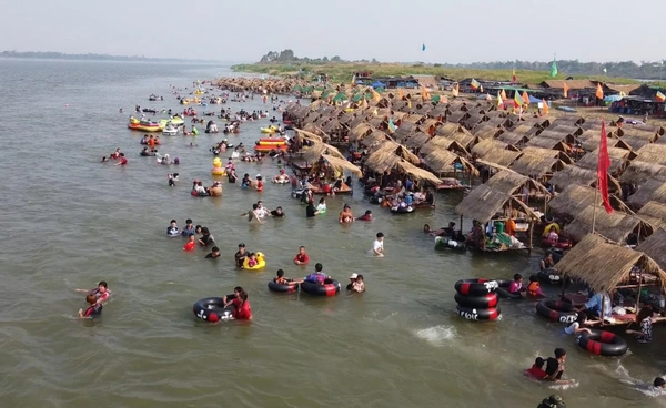 หาดแห่ “ทะเลอีสาน” เงินสะพัดยาวถึงสงกรานต์