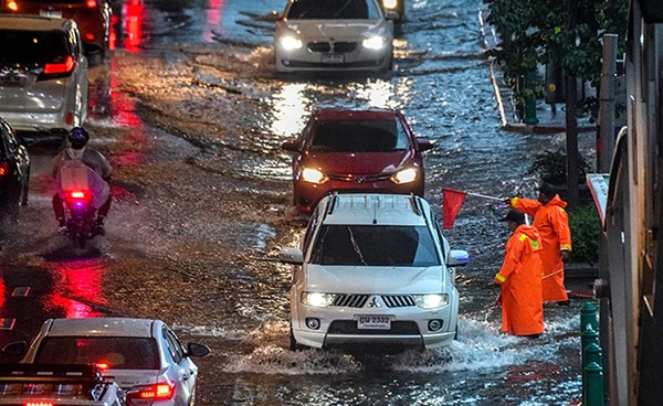 6 แอปพลิเคชั่น ที่ควรมีติดโทรศัพท์ สู้ภัยฝนตก-รถติด-น้ำท่วมขัง