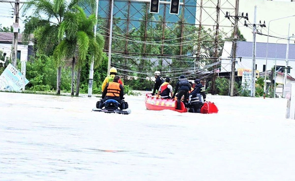 “ธรรมนัส” ปฏิบัติการ 8 ชั่วโมงระดมเรือ - เจ็ตสกีฝ่าฝน อพยพประชาชนกว่า 500 ชีวิต
