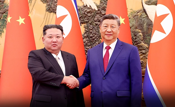 "เกาหลีเหนือ - จีน" ผู้นำจับมือแน่น ประชุมสุดยอดชื่นมื่น ย้ำรักษาผลประโยชน์ หนุนเศรษฐกิจ-การค้า 