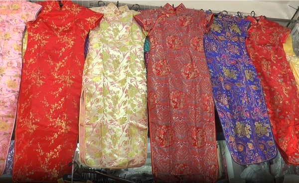 ชาวโคราชแห่ซื้อชุดฉลองเทศกาลตรุษจีน 