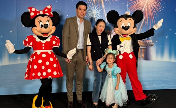 "แพทองธาร" ควงสามี พาลูกสาวชม Disney On Ice เมืองทองธานี