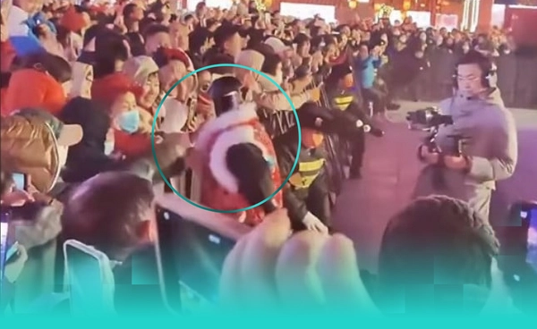 หุ่นยนต์เหมือนคนในจีนทำกิริยาก้าวร้าวใส่คน เป็นเจตนาหรือว่าการควบคุมขัดข้อง !?