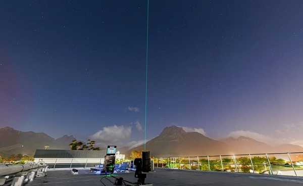จีนเคลมยิงสัญญาณควอนตัม (Quantum Information Link) ไปแอฟริกาใต้ ทำสถิติไกลสุดในโลก 12,900 กม.  