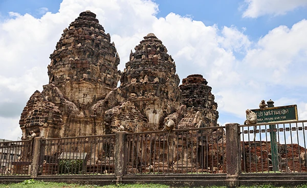 10 ที่เที่ยวลพบุรี ชมความงามเขาวงพระจันทร์ ท่องเที่ยวเมืองลิง