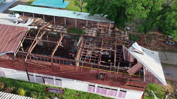 “มหาสารคาม” พายุฤดูร้อน พัดถล่มโรงเรียน หลังคาปลิวเสียหาย 2 หลัง   