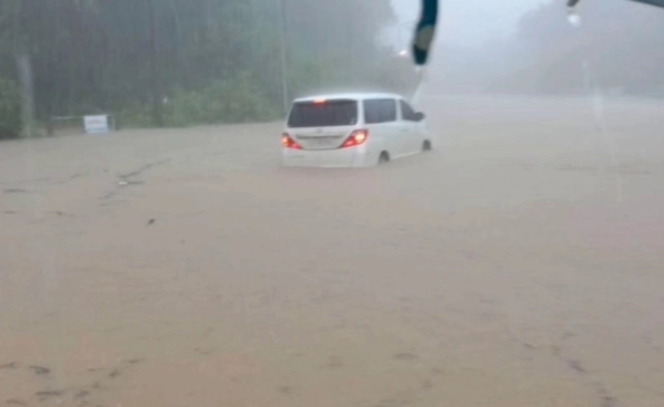 "ตราด" ฝนตกหนัก น้ำป่าเขาบรรทัดทะลัก  ท่วมตลาดชายแดนบ้านหาดเล็ก