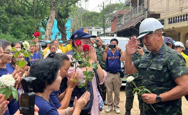 "ชาวแม่สาย" แห่ให้กำลังใจ ผบ.ทบ. แก้ไขน้ำท่วมและชายแดนไทย-กัมพูชา