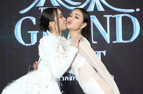"คนแต่ง VS คนร้อง" โมเมนต์ประทับใจ  “อาม ชุติมา-ลำใย” จับไมค์คู่ร้องเพลง “ผู้สาวขาเลาะ”   