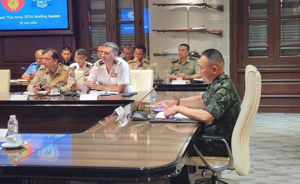 ทบ​. เชิญทูตทหาร 47 ประเทศ ฟังคำชี้แจงสถานการณ์ชายแดนไทย-กัมพูชา "พลจัตวา​ ฮอม​ คิม" ผู้ช่วยทูตทหารกัมพูชา” ร่วมวง