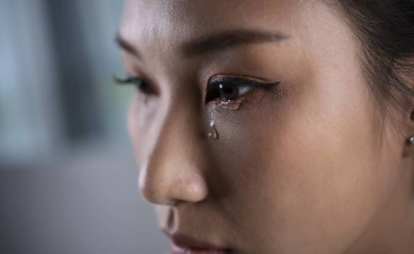 อยู่ๆน้ำตาก็ไหล อึดอัดใจกับอะไรไม่รู้ แบบนี้ผิดปกติหรือไม่? จิตแพทย์มีคำตอบ  