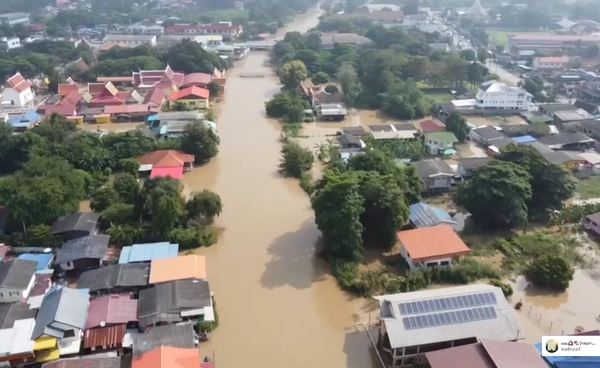 น้ำทะลักคลองคูเมืองอยุธยา ล้นท่วมชุมชน
