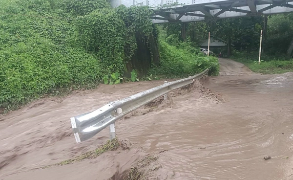 “ดอยขุนตาล” ฝนตกหนัก  น้ำป่าทะลักลอดใต้ทางรถไฟ