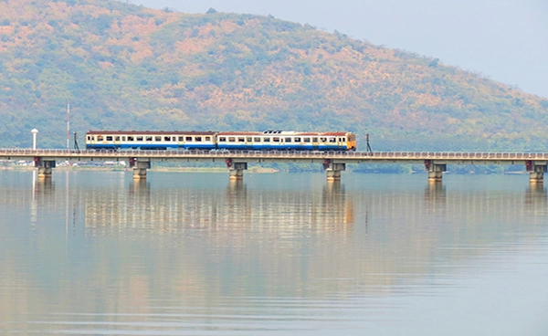 เช็กตารางรถไฟลอยน้ำ เที่ยวเขื่อนป่าสักชลสิทธิ์  รับลมหนาวปี 2565 