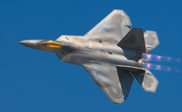 ครบรอบ 20 ปี เครื่องบินขับไล่ F-22 ของอเมริกา ที่อยู่มานานแค่ไหนก็ดูล้ำสมัยเสมอ ! 