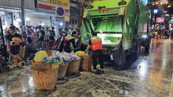 เคลียร์พื้นที่ถนนสีลม พร้อมเล่นน้ำสงกรานต์วันสุดท้าย