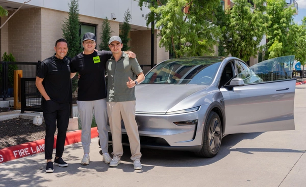 Tesla ทดสอบส่งมอบรถยนต์ด้วยระบบขับเคลื่อนอัตโนมัติเต็มรูปแบบครั้งแรก