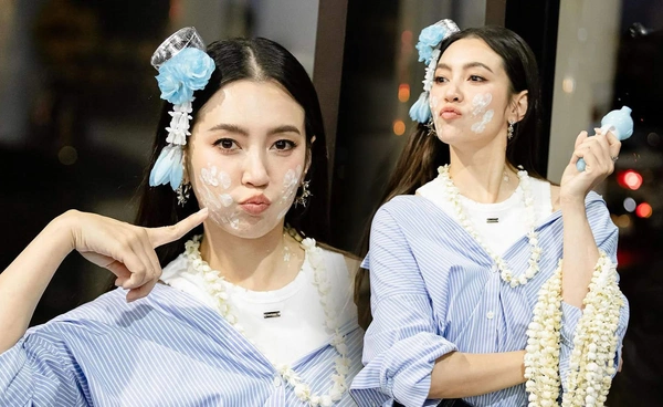 เบลล่า ราณี มาแล้ว! แจกความน่ารักแสนซน เล่น สงกรานต์ กับแฟนๆกลางสนามบิน