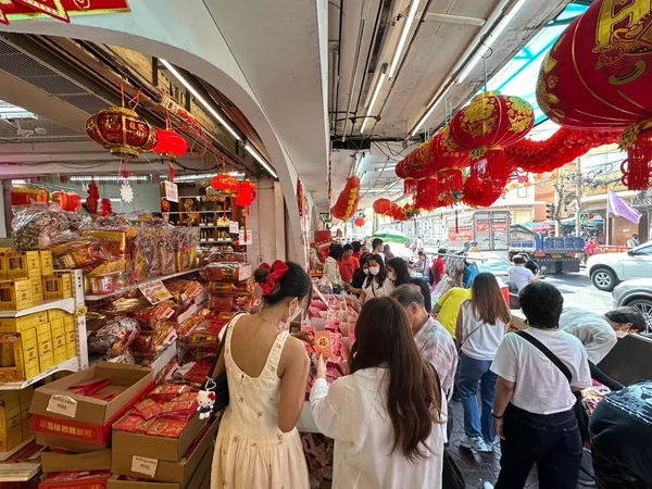 เยาวราชประชาชนจับจ่ายซื้อของรับตรุษจีน ลดขายกระดาษเงิน-ทองช่วยลดฝุ่น 