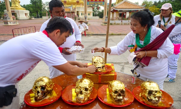 แปะแผ่นทองกระโหลกศพไร้ญาติ “เลือกหัวหน้าผี” ตามความเชื่อส่วนหนึ่งในพิธีล้างป่าช้า