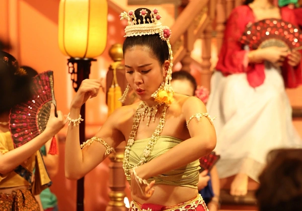 “โบว์ เมลดา” เปิดตัว สวยปัง ขายแปลก พร้อมประมูลตัวคณิกาน้องใหม่ 