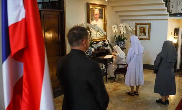 คริสต์ศาสนิกชนชาวไทยลงนามไว้อาลัยสมเด็จพระสันตะปาปาฟรังซิส